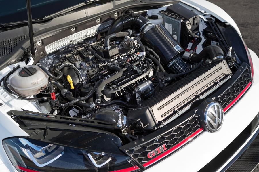 Моторный отсек Volkswagen Golf GTI TCR 2017 года  (фото 13 из 33)